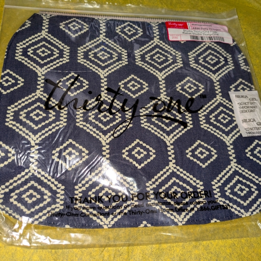 Studio Thirty-One purse flap, Dotty Hexagon, navy blue/ white. New in pkg.